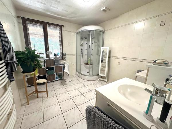 MAISON FAMILIALE SUR 1 800 m² AVEC PISCINE ET LOCAL COMMERCIAL
