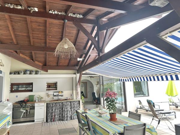 MAISON FAMILIALE SUR 1 800 m² AVEC PISCINE ET LOCAL COMMERCIAL