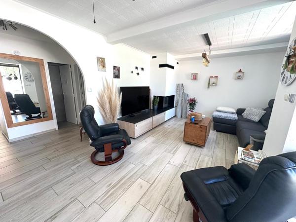 MAISON FAMILIALE SUR 1 800 m² AVEC PISCINE ET LOCAL COMMERCIAL