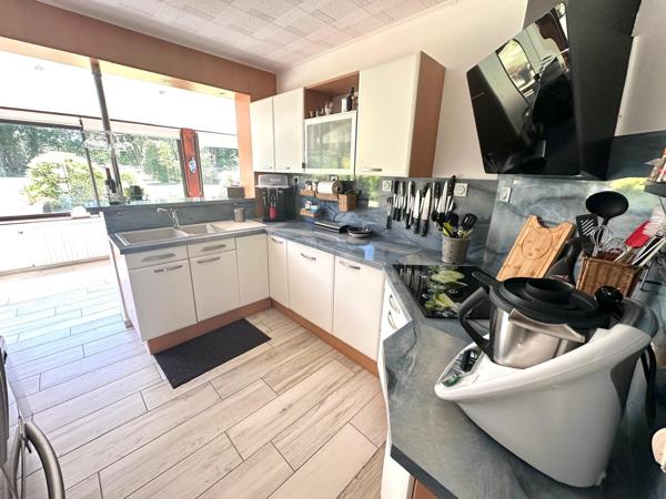 MAISON FAMILIALE SUR 1 800 m² AVEC PISCINE ET LOCAL COMMERCIAL