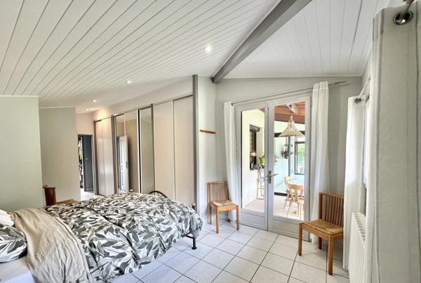 MAISON FAMILIALE SUR 1 800 m² AVEC PISCINE ET LOCAL COMMERCIAL