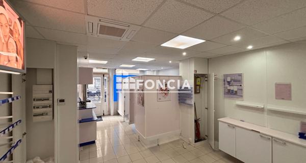 Location Local commercial 5 pièces 65.9 m² - Paris 75015