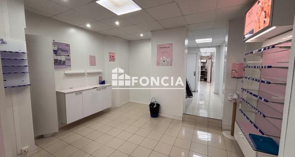 Location Local commercial 5 pièces 65.9 m² - Paris 75015