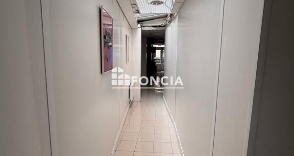 Location Local commercial 5 pièces 65.9 m² - Paris 75015