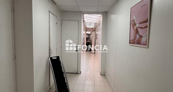 Location Local commercial 5 pièces 65.9 m² - Paris 75015