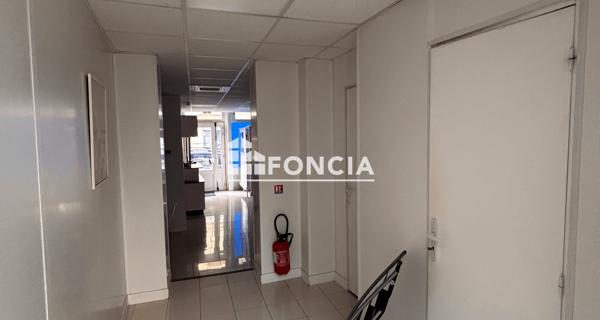 Location Local commercial 5 pièces 65.9 m² - Paris 75015