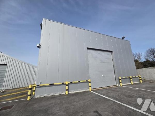 Ensemble immobilier composé de deux bâtiments "industriels"