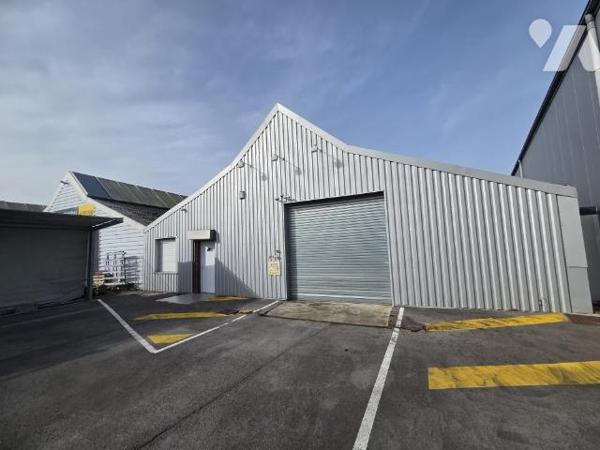 Ensemble immobilier composé de deux bâtiments "industriels"