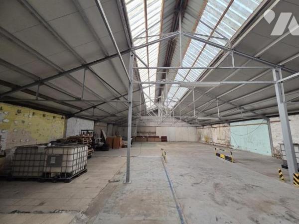 Ensemble immobilier composé de deux bâtiments "industriels"