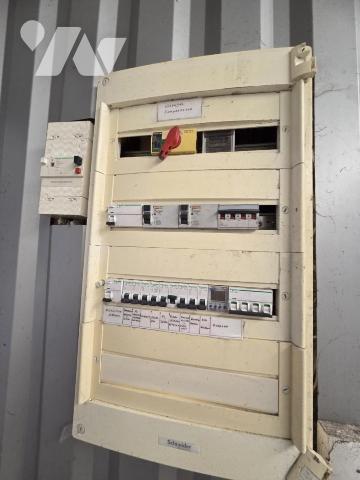 Ensemble immobilier composé de deux bâtiments "industriels"