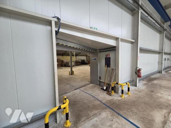 Ensemble immobilier composé de deux bâtiments "industriels"