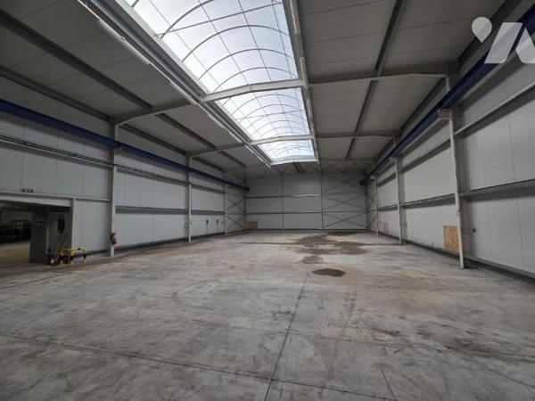 Ensemble immobilier composé de deux bâtiments "industriels"