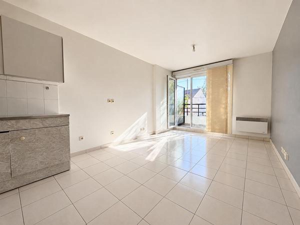 NOISY LE GRAND : appartement de 2 pièces (36.70 m²) à vendre _ Balcon et Box