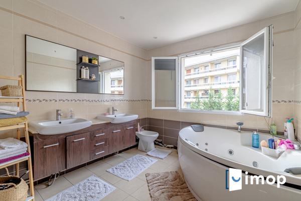 Belle maison avec extérieur