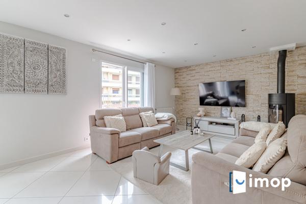 Belle maison avec extérieur