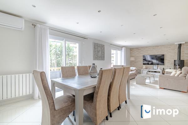 Belle maison avec extérieur