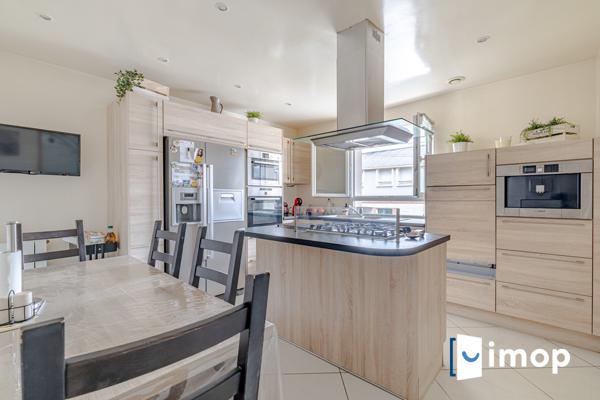 Belle maison avec extérieur