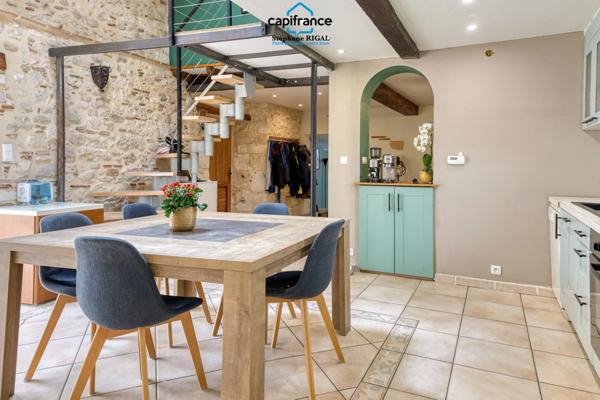 Propriete à vendre 11 pièces MONSEGUR (47) Propriété avec maison et maison d'amis de 260m2 habitables sur 12 757m² de terrain - 2 piscines