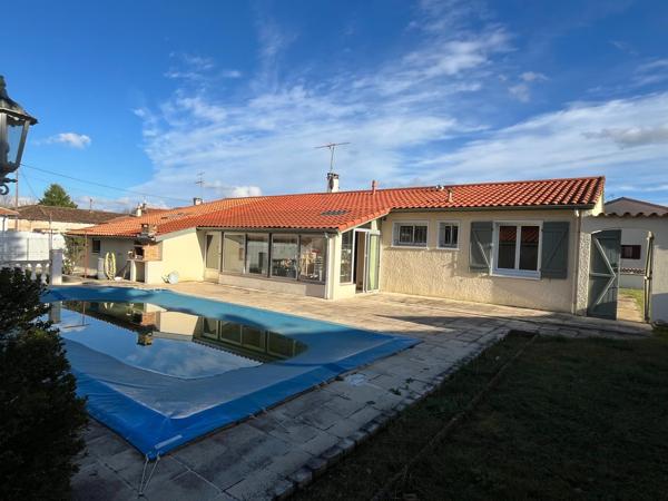 Maison de plain-pied avec piscine proche centre ville