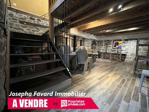 Ensemble à Treignac  4 Propriétés et Berges sur la Vézère