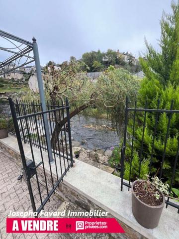 Ensemble à Treignac  4 Propriétés et Berges sur la Vézère