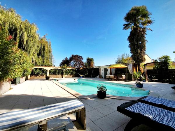 Maison T7 de caractère avec piscine et pool house