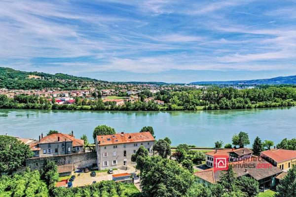 LOFT CONDRIEU 3 PIECES 135m2 en rez de jardin