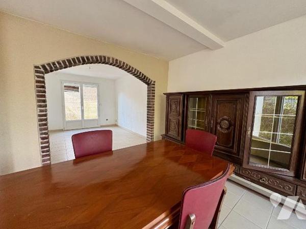 Idéalement située à deux pas du centre-ville de Salbris (41), cette maison de 104 m² sur un ter...