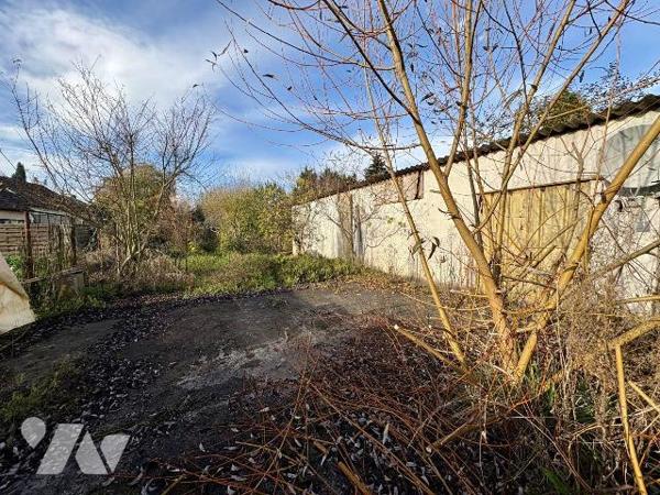 Idéalement située à deux pas du centre-ville de Salbris (41), cette maison de 104 m² sur un ter...