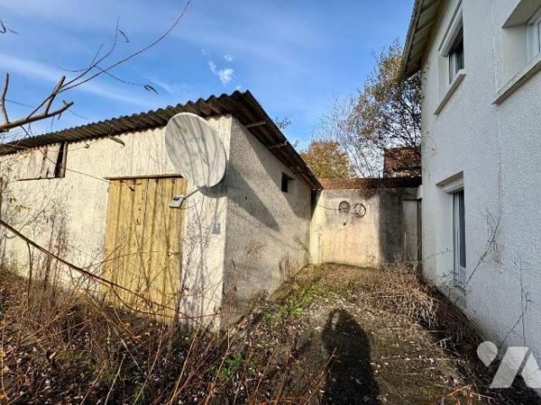 Idéalement située à deux pas du centre-ville de Salbris (41), cette maison de 104 m² sur un ter...