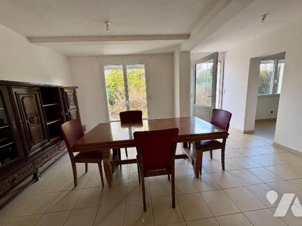 Idéalement située à deux pas du centre-ville de Salbris (41), cette maison de 104 m² sur un ter...