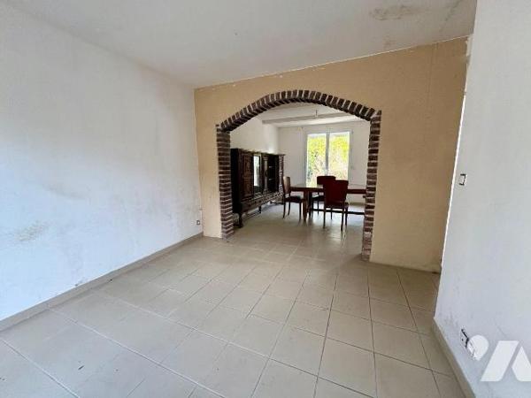 Idéalement située à deux pas du centre-ville de Salbris (41), cette maison de 104 m² sur un ter...