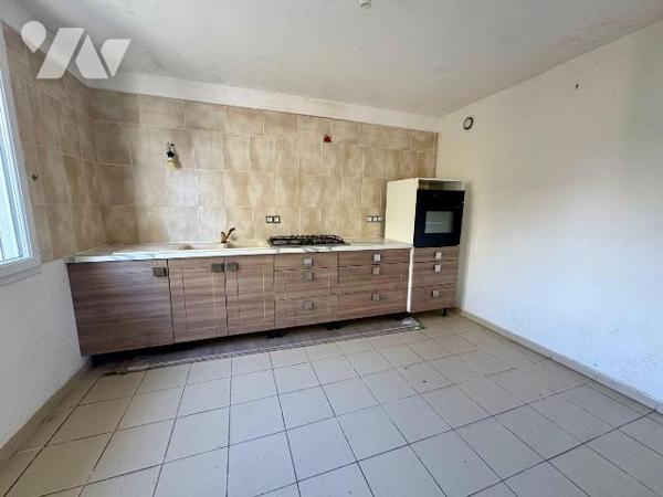 Idéalement située à deux pas du centre-ville de Salbris (41), cette maison de 104 m² sur un ter...