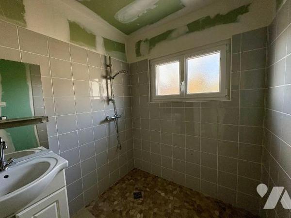 Idéalement située à deux pas du centre-ville de Salbris (41), cette maison de 104 m² sur un ter...