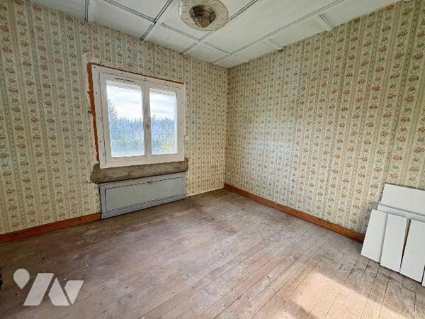 Idéalement située à deux pas du centre-ville de Salbris (41), cette maison de 104 m² sur un ter...