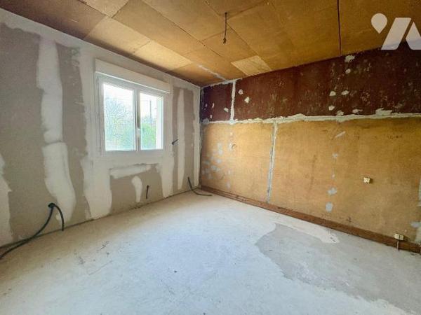 Idéalement située à deux pas du centre-ville de Salbris (41), cette maison de 104 m² sur un ter...