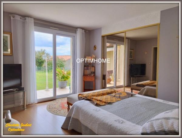Maison contemporaine de plain-pied avec grand terrain arboré Proche de CHALAIS (16)