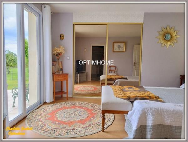 Maison contemporaine de plain-pied avec grand terrain arboré Proche de CHALAIS (16)