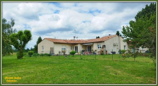 Maison contemporaine de plain-pied avec grand terrain arboré Proche de CHALAIS (16)