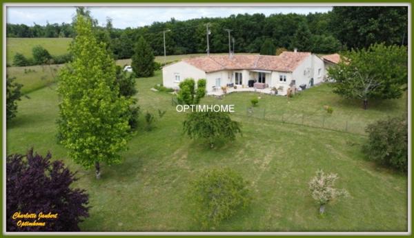 Maison contemporaine de plain-pied avec grand terrain arboré Proche de CHALAIS (16)