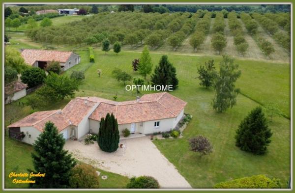 Maison contemporaine de plain-pied avec grand terrain arboré Proche de CHALAIS (16)