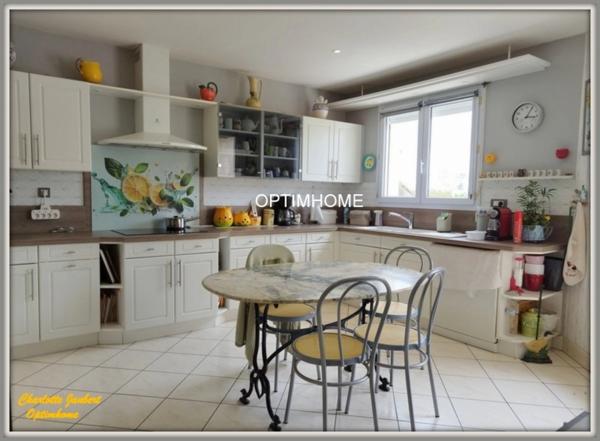 Maison contemporaine de plain-pied avec grand terrain arboré Proche de CHALAIS (16)