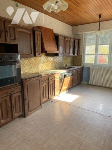 MAISON DE VILLE MITOYENNE D'UN COTE