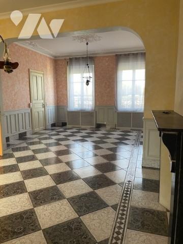 MAISON DE VILLE MITOYENNE D'UN COTE