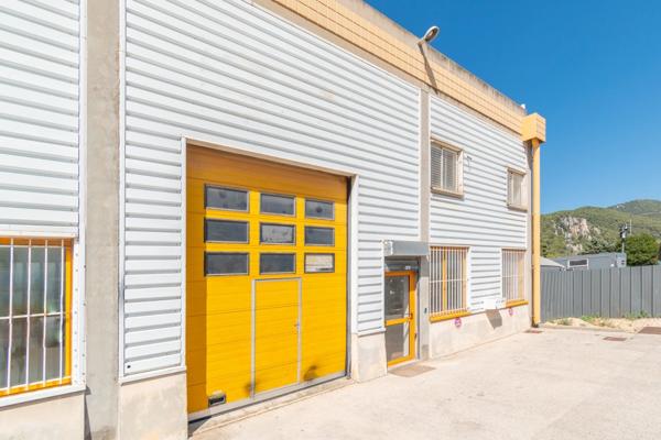 Dpt Bouches du Rhône (13), à louer GEMENOS Local commercial 210 m² - Entrepôt - Bureaux - Mezzanines - Rayonnage