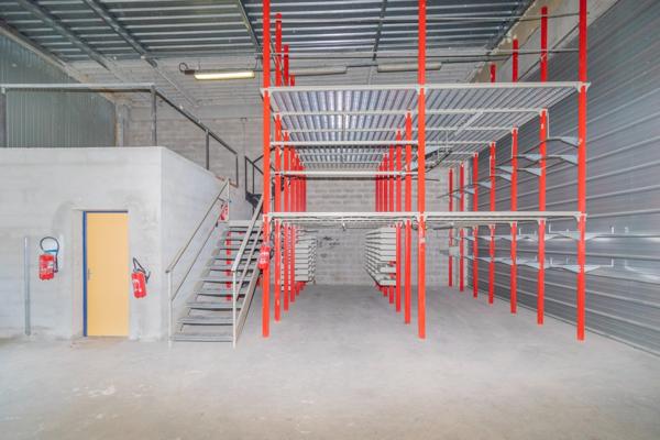 Dpt Bouches du Rhône (13), à louer GEMENOS Local commercial 210 m² - Entrepôt - Bureaux - Mezzanines - Rayonnage
