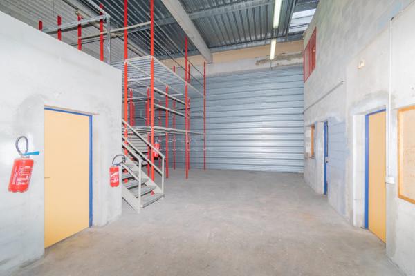 Dpt Bouches du Rhône (13), à louer GEMENOS Local commercial 210 m² - Entrepôt - Bureaux - Mezzanines - Rayonnage
