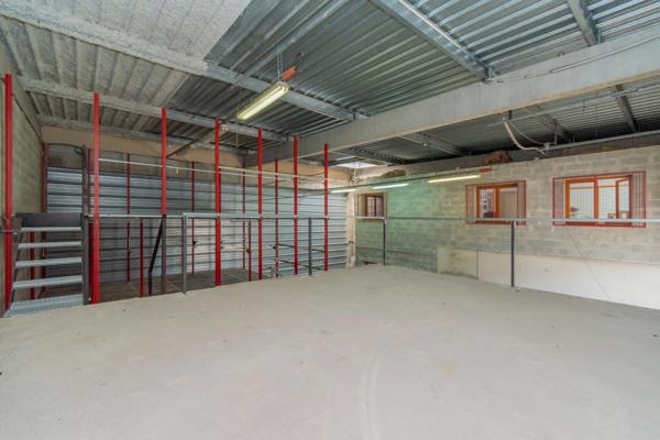 Dpt Bouches du Rhône (13), à louer GEMENOS Local commercial 210 m² - Entrepôt - Bureaux - Mezzanines - Rayonnage