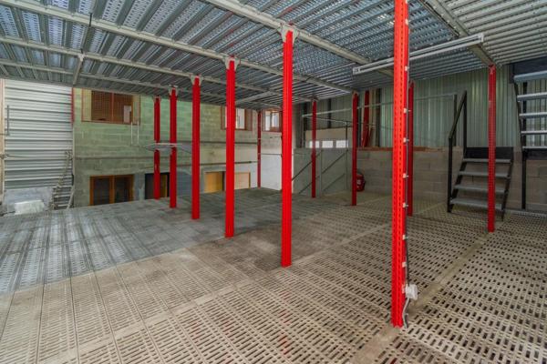 Dpt Bouches du Rhône (13), à louer GEMENOS Local commercial 210 m² - Entrepôt - Bureaux - Mezzanines - Rayonnage