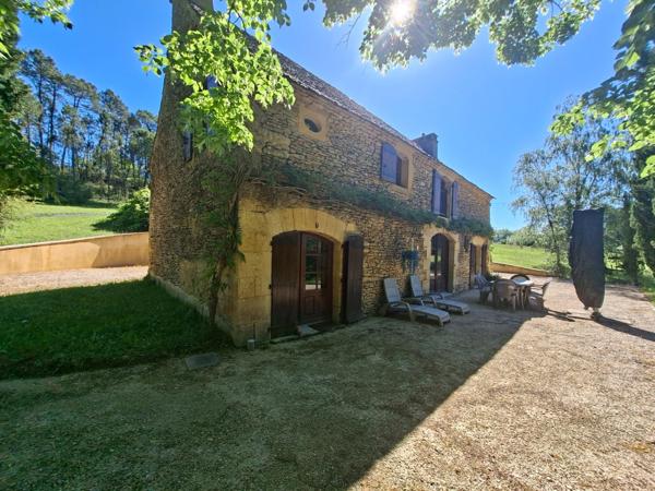 Propriété de caractère avec deux maisons en pierre sur plus de 9 hectares aux portes de Sarlat – Périgord Noir